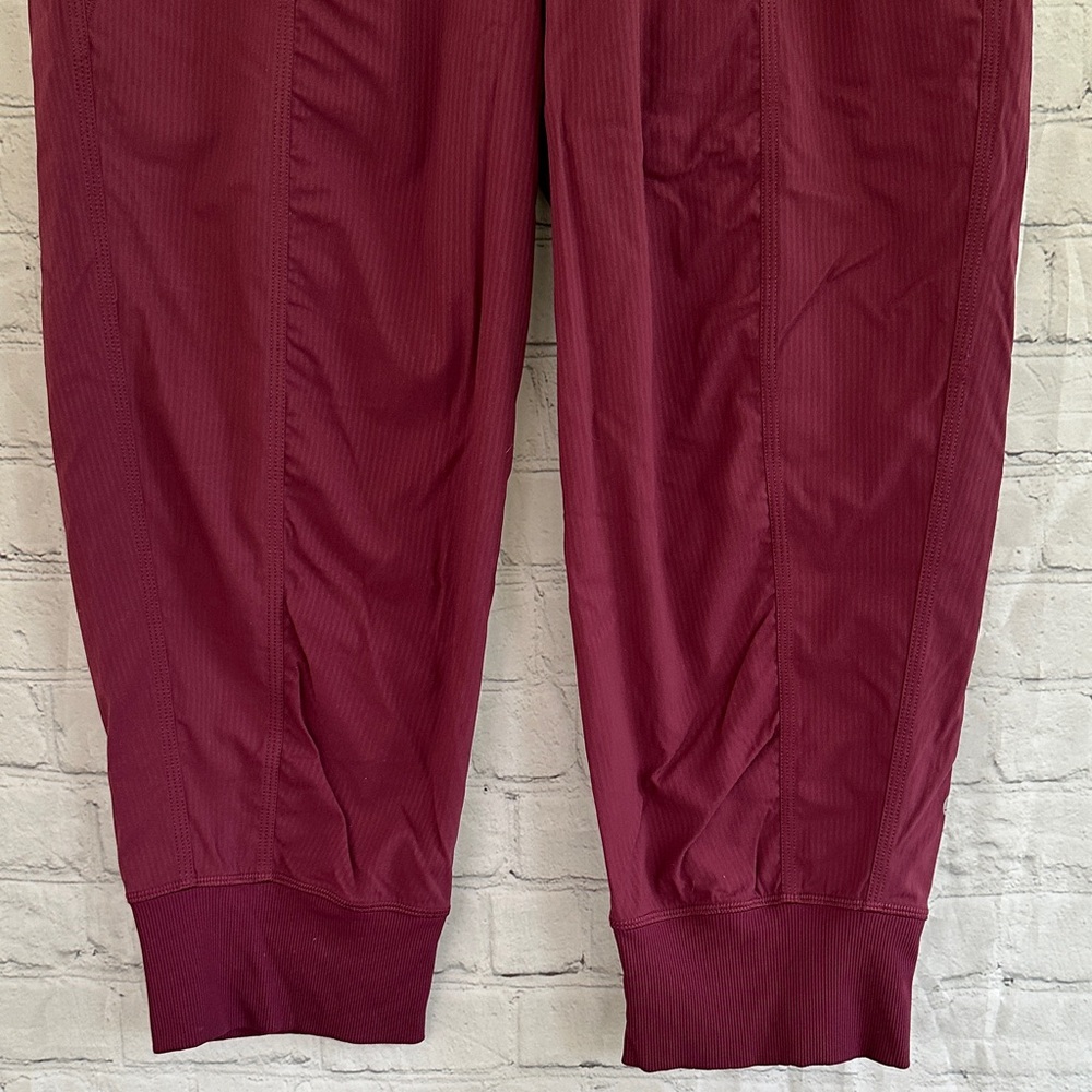 Lululemon Cropped Jogger Pants in Deep Berry size 8 - Picture 3 of 11
